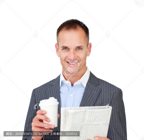自信的商人讀報紙