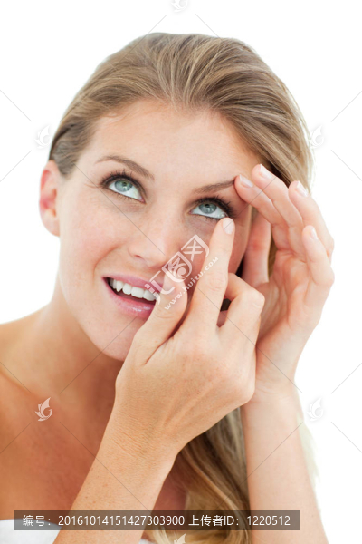 迷人的金發(fā)女子放隱形眼鏡