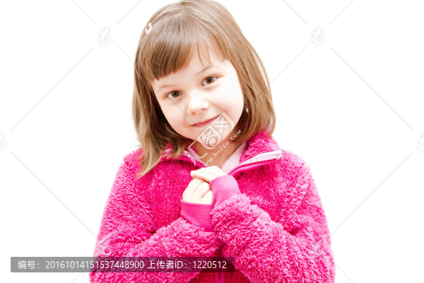 穿白色外套的小女孩