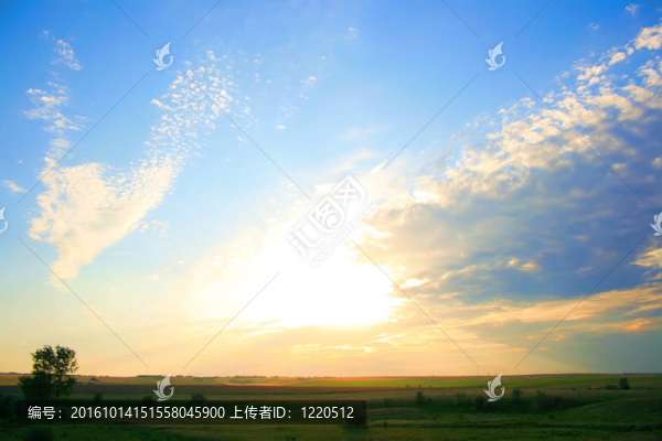 美妙的天空和日出的夏日風(fēng)景。