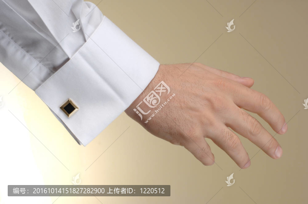 男子方面顯示一些在米色背景