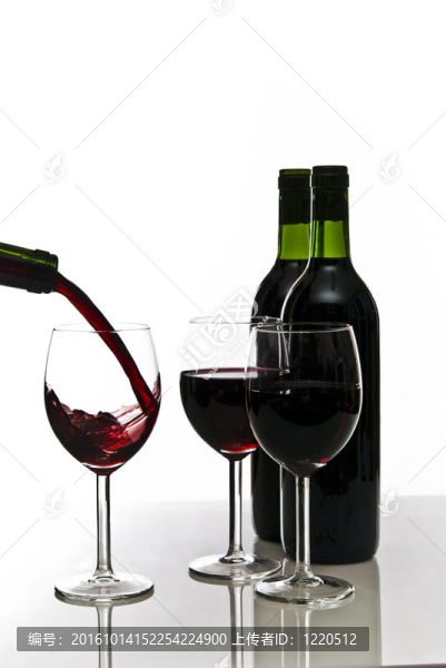 紅葡萄酒與酒杯瓶