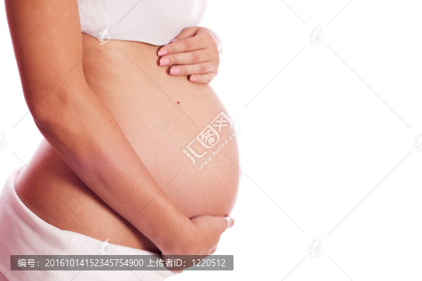 懷孕的白人婦女抱著她的肚子