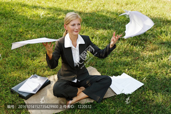 在一個公園里的女人從事的案件