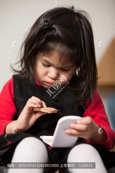 可愛的可愛的2歲的幼兒女孩