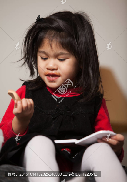 可愛的可愛的2歲的幼兒女孩