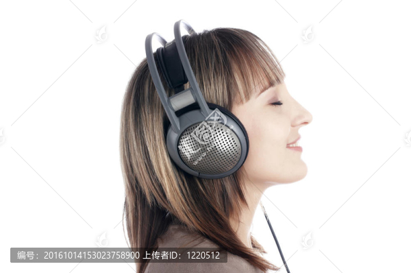年輕迷人的微笑女孩在耳朵里聽(tīng)音樂(lè)