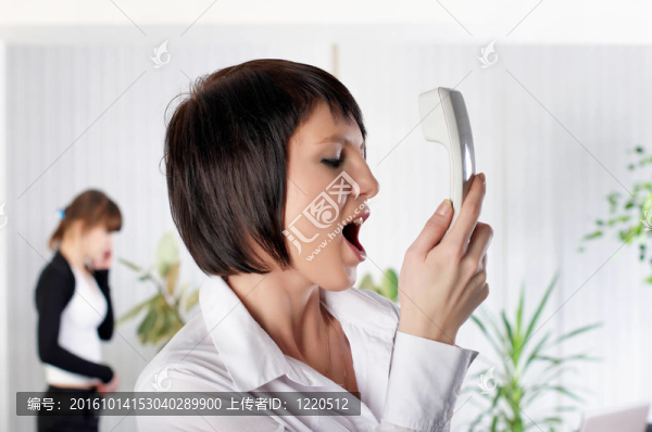 辦公室里的年輕女商人