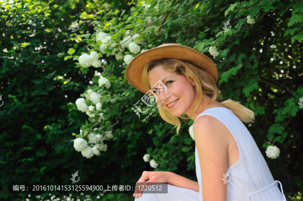 年輕的女人在花園里休息