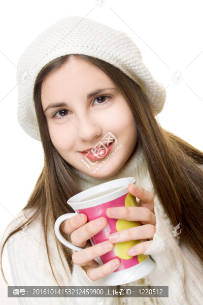美麗的年輕女孩在冬天的衣服