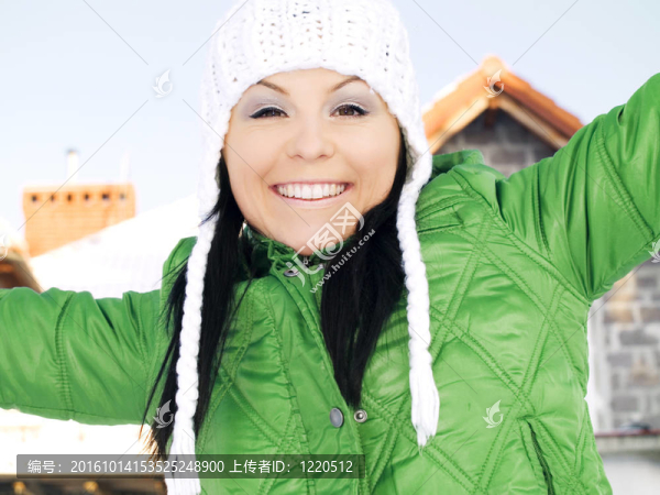 穿冬衣的女人在房子前享受