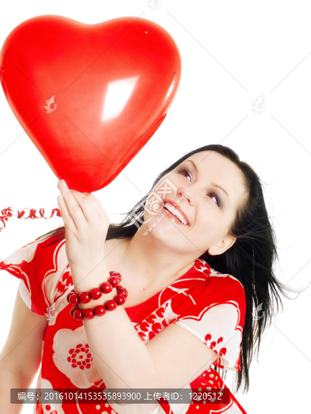 微笑的女人拿著情人心的氣球