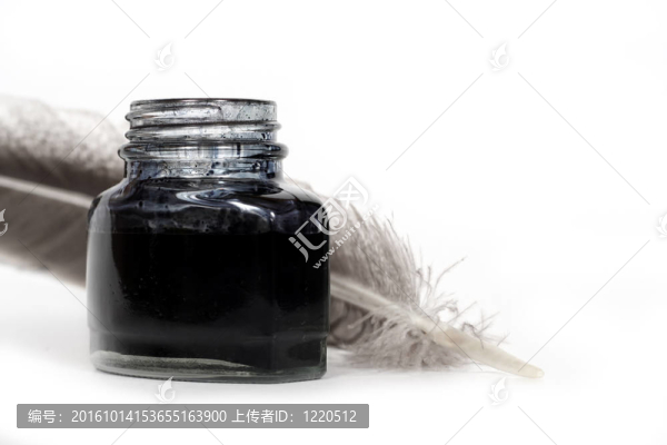一瓶墨水和鵝毛筆
