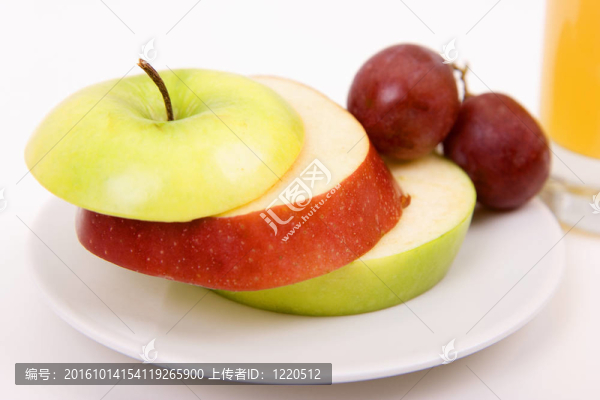 盤子上的蘋果和葡萄