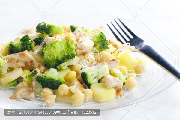 雞肉西蘭花；雞肉豌豆和土豆