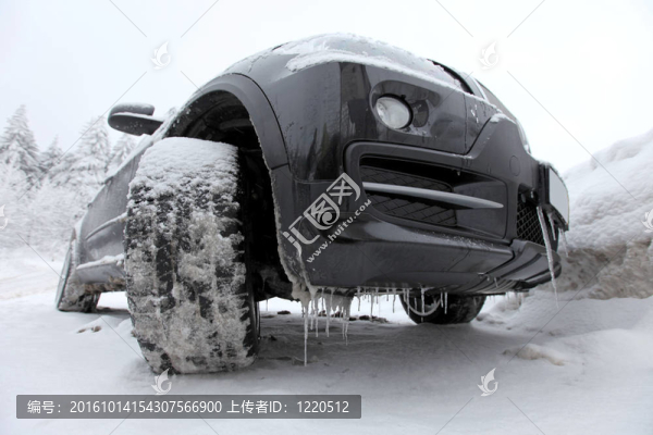 冰冷的SUV車