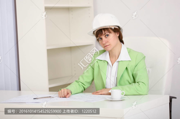 在辦公室工作的白色頭盔的女孩工程師