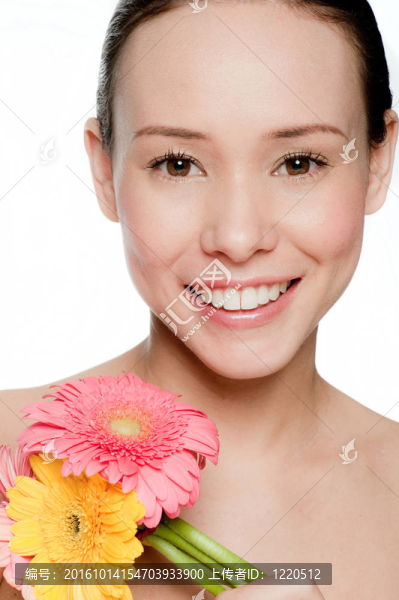 年輕迷人的女人和花