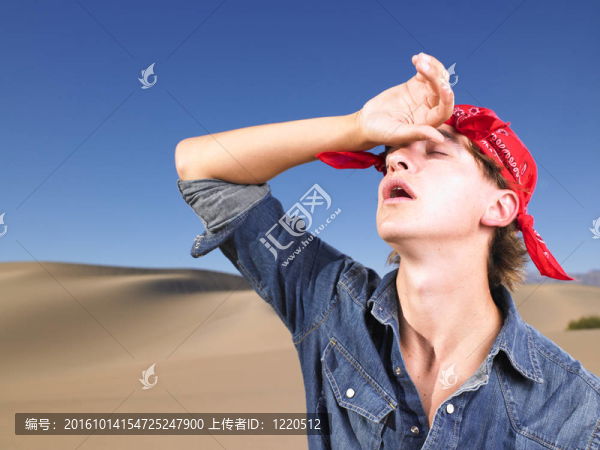 戴著頭巾的年輕人閉眼睛