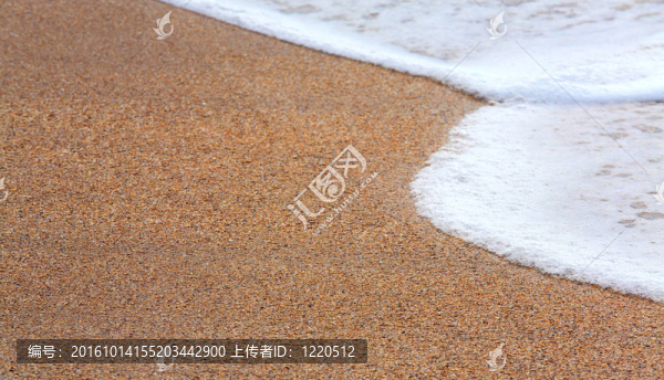 海岸沙灘上的海浪泡沫