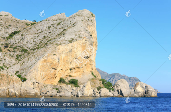 夏天多巖石的海岸線