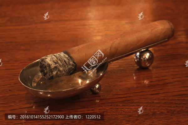在木制背景上的雪茄