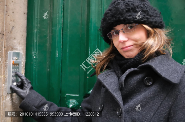 年輕女子推動訪問代碼；巴黎法國