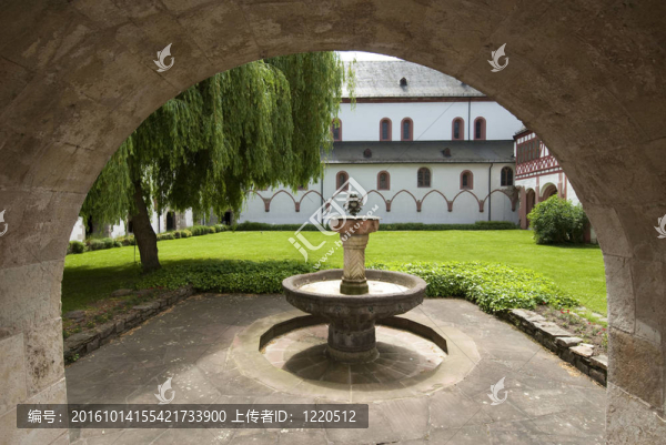 在埃爾特維勒寺的內(nèi)部庭院Eberbach噴泉；德國(guó)