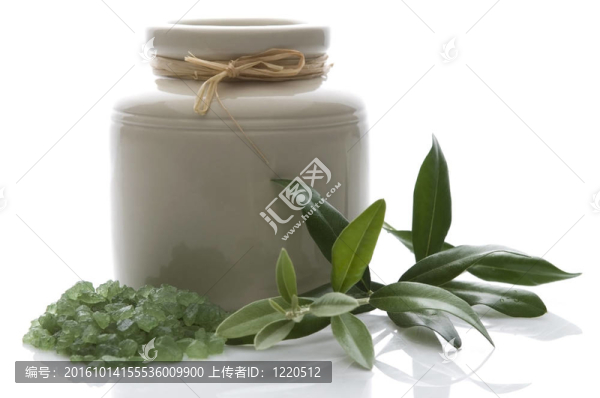 新鮮橄欖枝和沐浴鹽。SPA