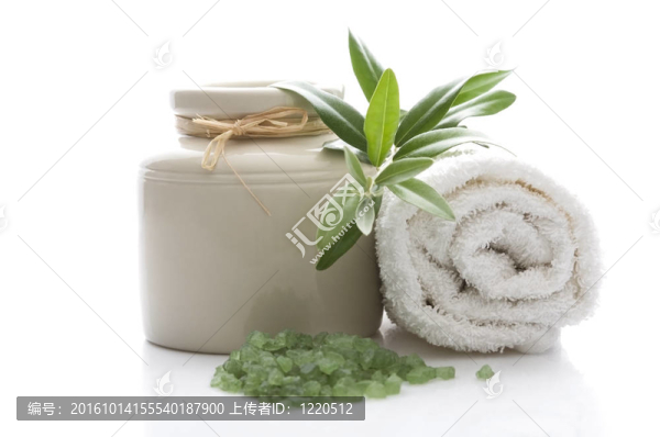 新鮮橄欖枝和沐浴鹽。SPA