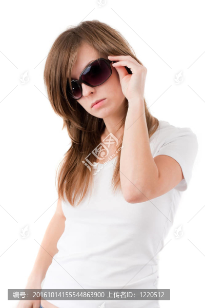 太陽眼鏡中的休閑女人