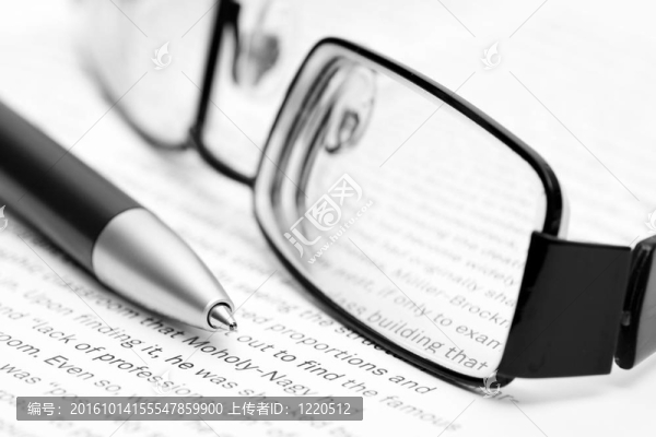 帶眼鏡和筆的開(kāi)放式書(shū)