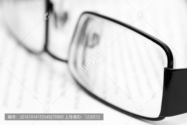 在打開的書的眼鏡
