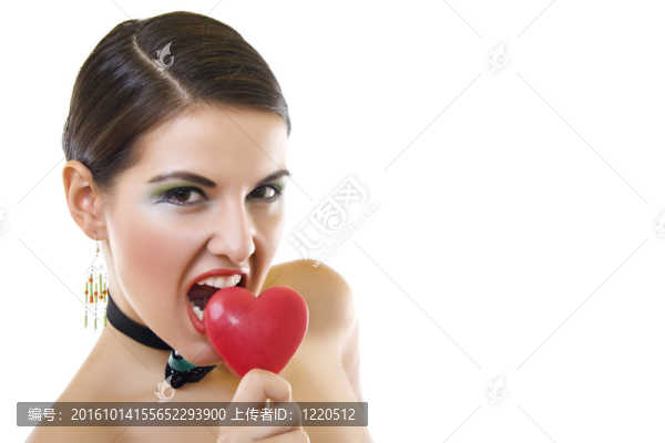 吸引女人的女人咬一個紅色的心