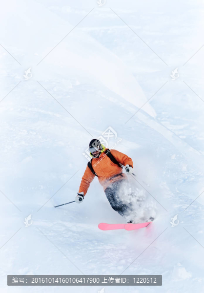 自由滑雪手在粉雪