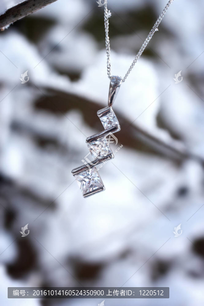 美麗的項(xiàng)鏈在雪白的場(chǎng)景