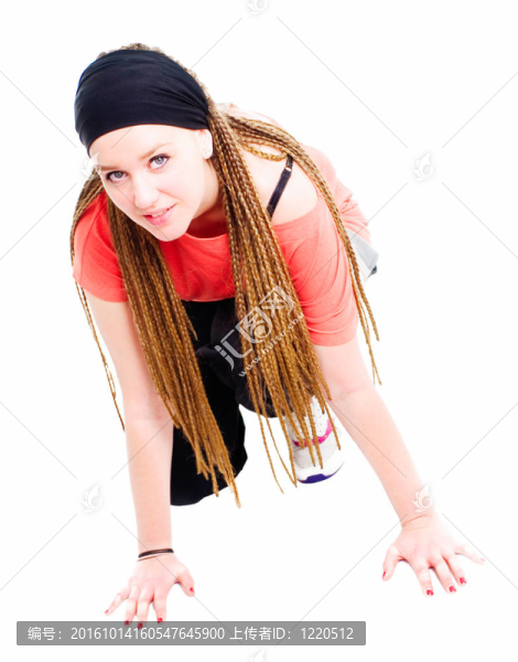 年輕的少女準(zhǔn)備跑過白色