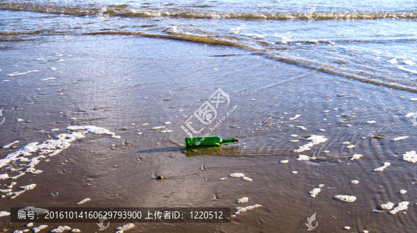 海灘上的瓶子
