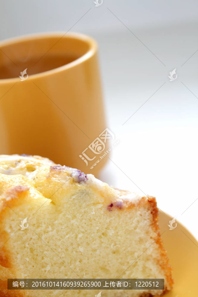 藍莓蛋糕特寫和一杯茶