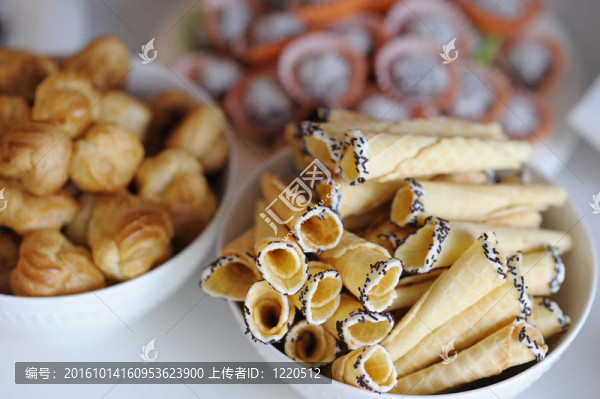 桌子上有蛋糕的盤子