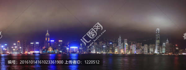 對香港夜晚的天際線全景；霧