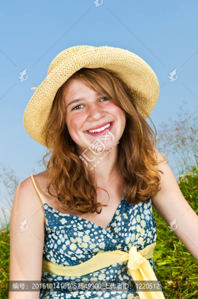少女在草地微笑的畫像