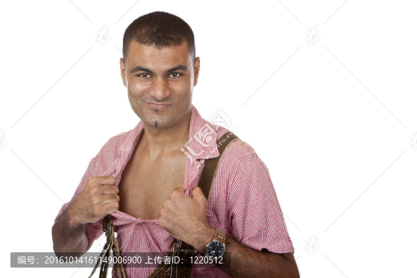 性感的男人與啤酒節(jié)的皮革褲，打開(kāi)他的襯衫