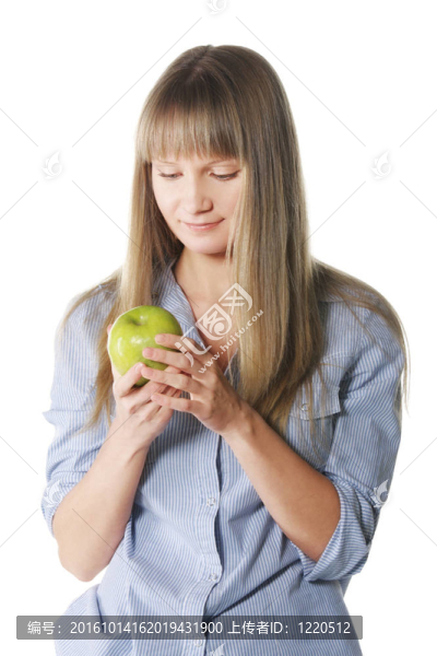 金發(fā)女郎看著蘋果