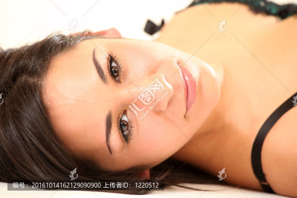 美麗年輕的混合內(nèi)衣模特