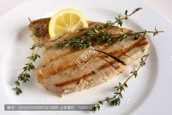 烤金槍魚和檸檬楔