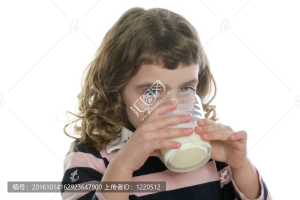 黑發(fā)小女孩喝杯牛奶