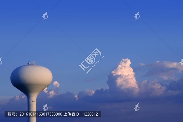 藍(lán)天與美國水箱