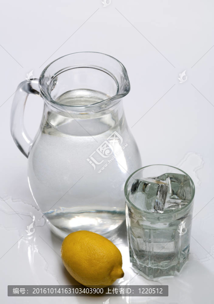玻璃里的新鮮水和冰塊
