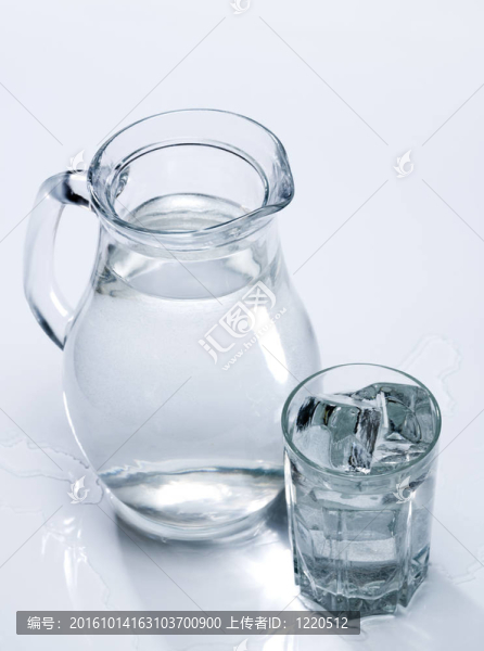 玻璃里的新鮮水和冰塊
